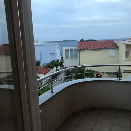 5148-5 For 5 Pers In *