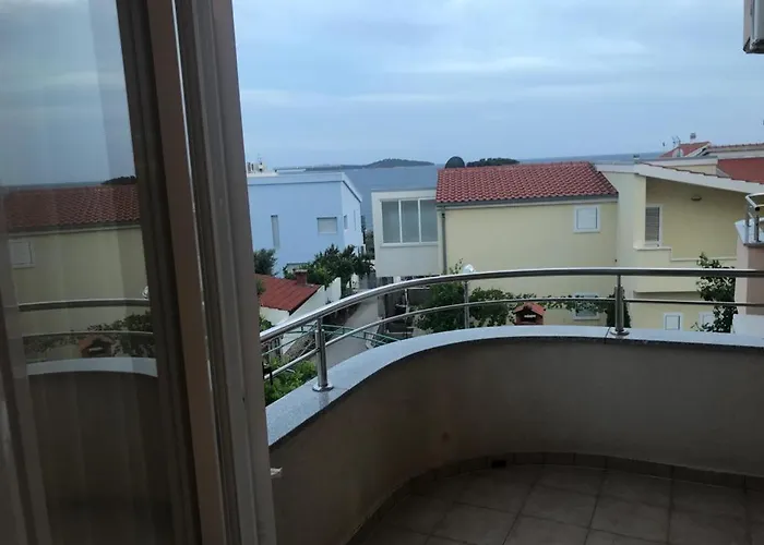 5148-5 For 5 Pers In *